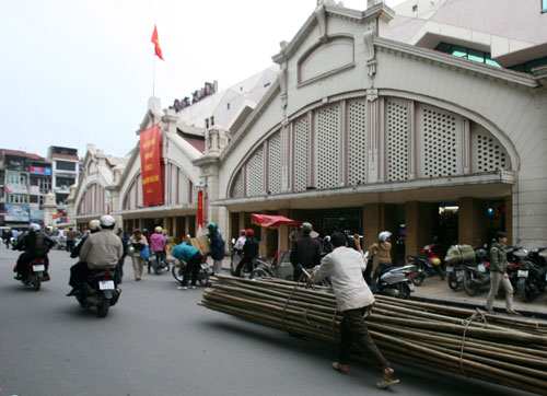 Year-end days in Dong Xuan market